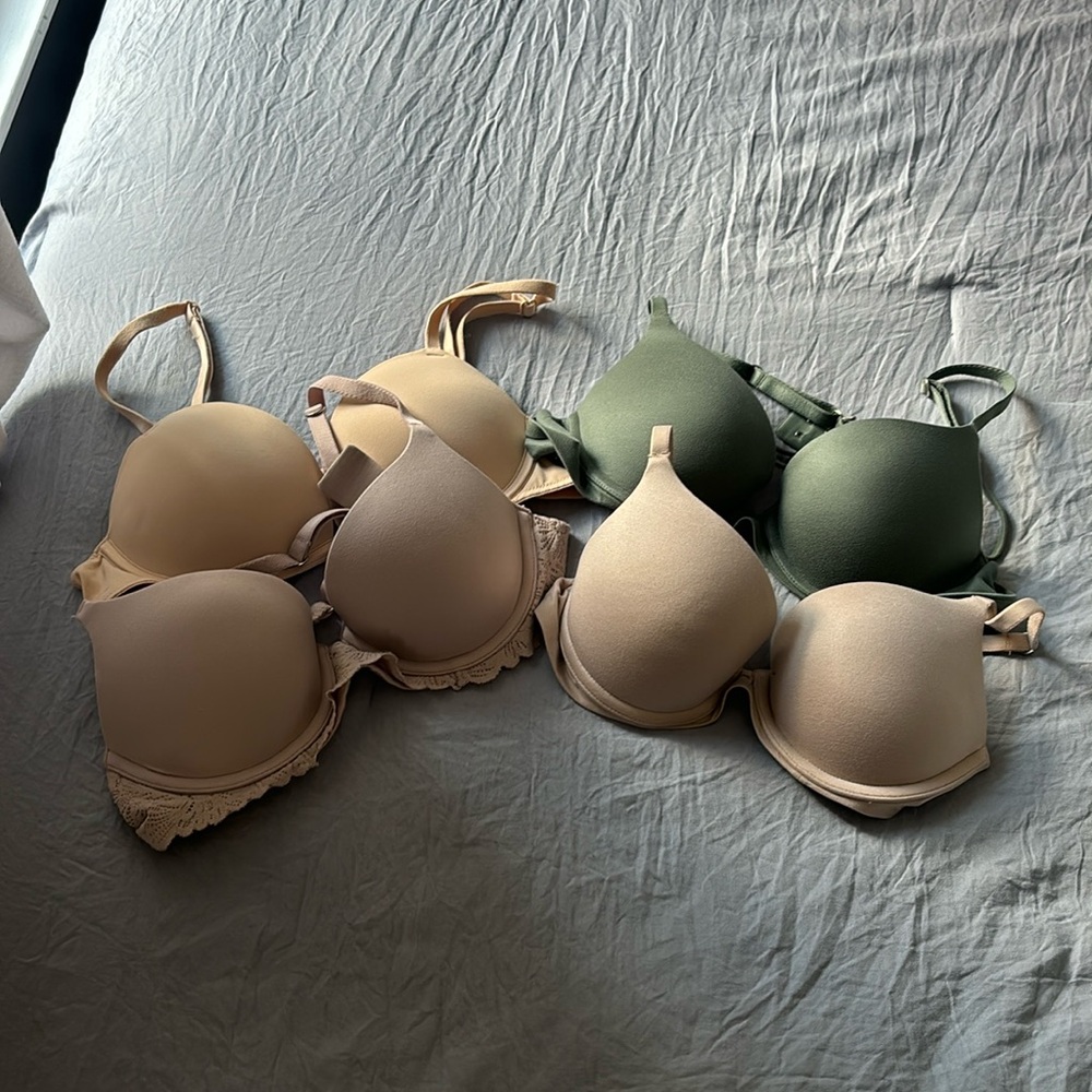 Lot of 4 underwire bras